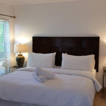 The Cabanas Guesthouse & Spa - Gay Resort Catering To Gay Men โอ๊คแลนด์พาร์ค ห้อง รูปภาพ